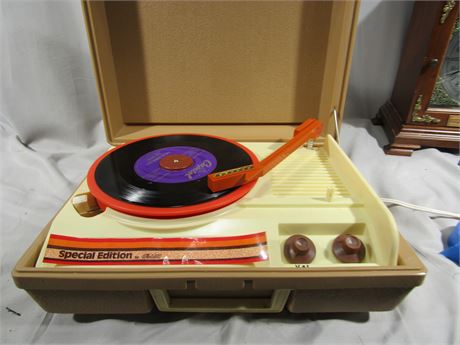Vintage DEJAY Portable Record Player Model SP 30 Made In USA