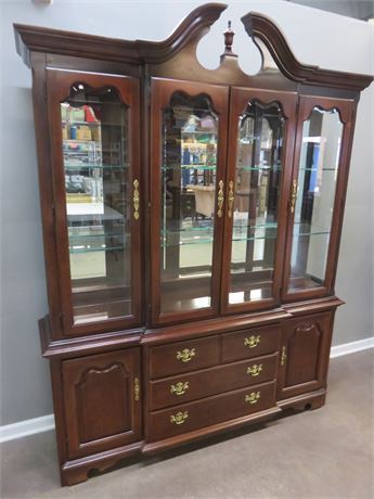 Thomasville Furniture Cherry Queen Anne Style Dining Room China Cabinet