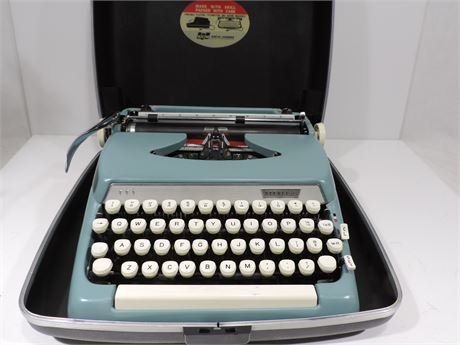 SMITH-CORONA Sterling Typewriter / Case