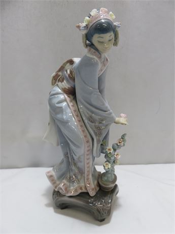 LLADRO Japanese Geisha Girl Porcelain Figurine