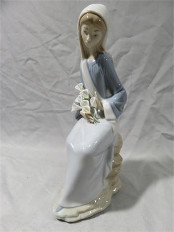 LLADRO Girl with Calla Lilies Figurine
