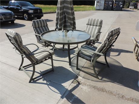 Patio / Sunroom Table / Four Chairs