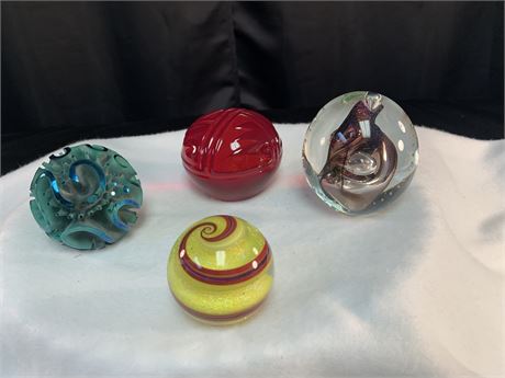 Paper Weights(4),Featuring, Signed, DINARDO, Signed, EICKHOLT, BEETUM