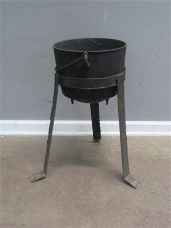 Vintage/Antique Cast Iron Pot with Tripod Stand