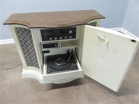 MAGNAVOX Console Stereo/Record Player