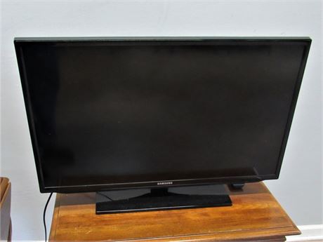 Samsung Flat Panel TV with Remote - 32"