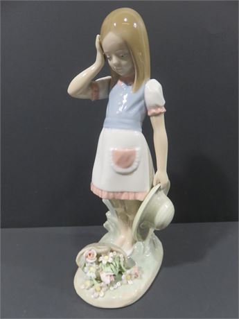 LLADRO "Dropping The Flowers" Figurine 1285
