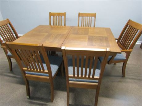 Universal Furniture Co Oak Dining Room Table and Chairs