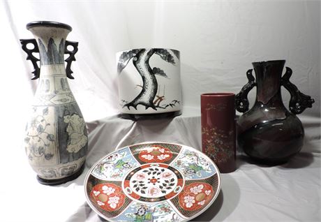 IMARI Porcelain Plate / Asian Style Vases
