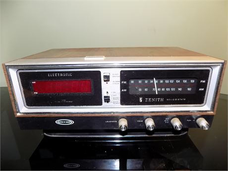 Mid-Century AM/FM Alarm Clock