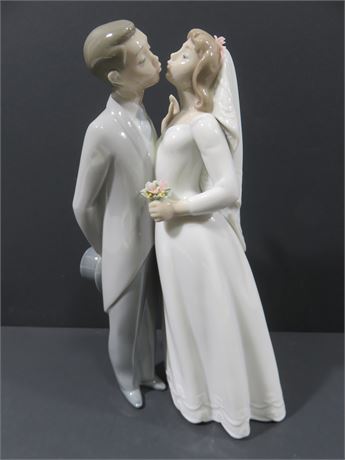 LLADRO "A Kiss To Remember" Figurine 6620