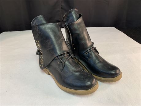 Globo Mejor Leather Buckle Ankle Boots