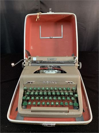 Vintage Royal Quiet de Luxe Typewriter