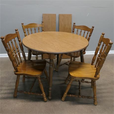 Round Laminate Wood Table with Leafs and Chairs
