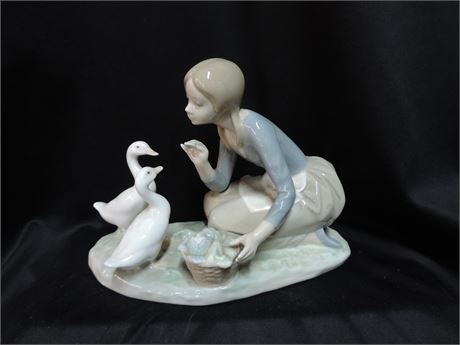 LLADRO Fine Art Porcelain Sculpture 'Feed the Ducks Girl' / Made in Spain