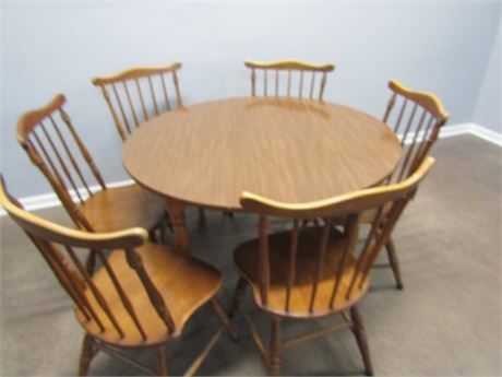 Round Formica Top Dinning Room Table with 6 Wooden Chairs and leaf