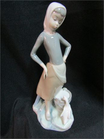 Lladro Figurine ''Don't Tell" #6302