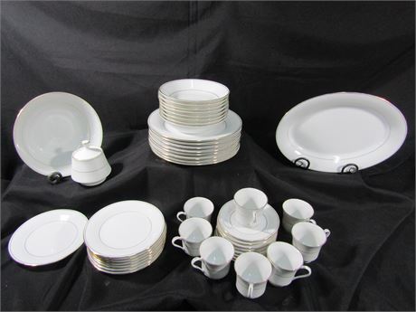Regent Collection China Set, Crown Ming Pattern