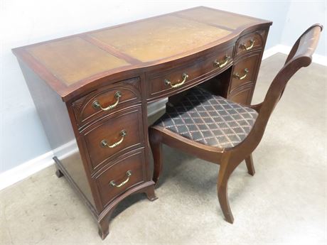 COLONIAL MANUFACTURING Mahogany Kneehole Desk