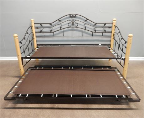 Metal Daybed with Trundle