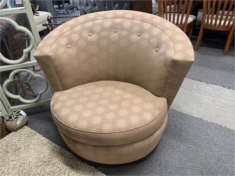 Fan Back Tufted Buttoned Chair