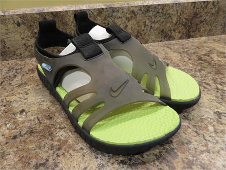 NIKE Play Women's Sandals - Size 6