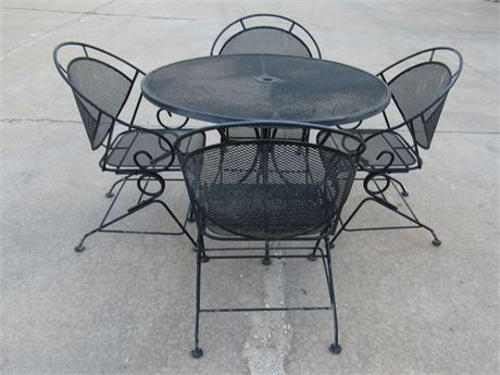 Metal/Wire Mesh Patio Table with 4 Spring Rocking Chairs