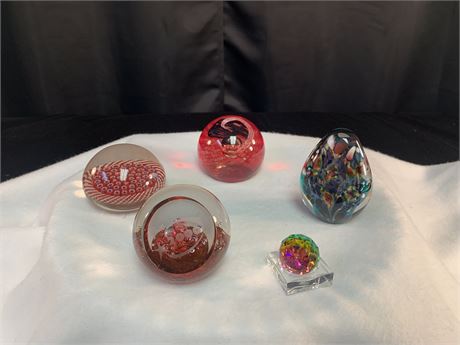 Paper Weights (5) Featuring, PARABELLE GLASS, CAITHNESS, Signed, BRYAN MAYTUM