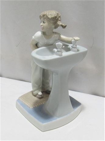 Lladro Figurine -  Clean Up Time #4338 - Retired