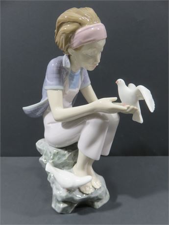 LLADRO "Playing With Doves" Signed Figurine 8536