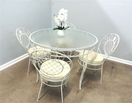 Patio / Sunroom Metal Round Table / Four Chairs