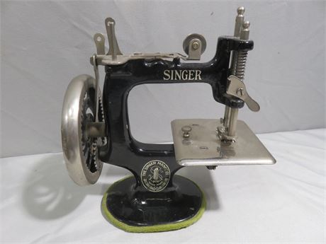 Antique Miniature Singer Model 20 Sewing Machine