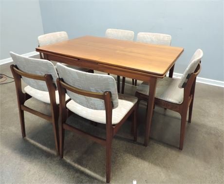 MID-CENTURY MODERN Danish Dining Table / Six Chairs