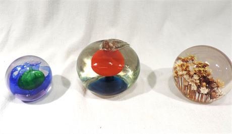 Collectible MURANO Art Glass Paperweight / Daisyglass