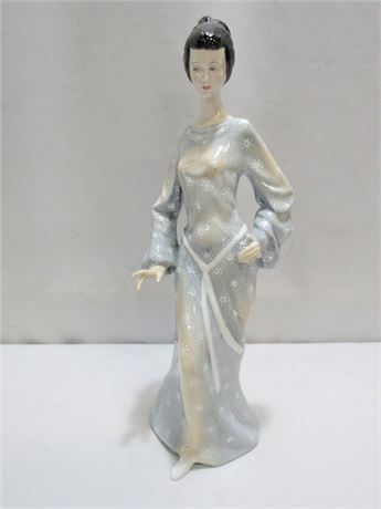 Vintage Royal Doulton Figurine - Boudoir HN2542 - 1972