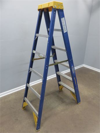 WERNER Contractor's Jobstation 6 ft. Fiberglass Ladder