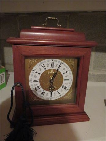YANKEE PEDDLER Chiming Mantel Clock