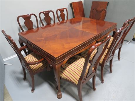 LINEAGE Dining Table Set