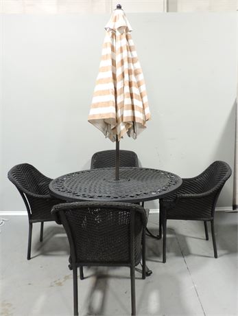 Patio / Sunroom Round Metal Table / 4 Wicker Chairs