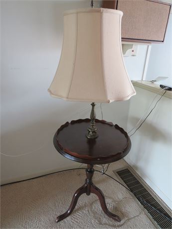 Vintage 3-Leg Pie Crust Lamp Table
