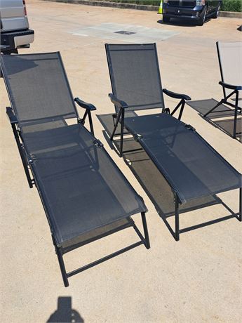 Outdoor Lounge Chairs / 2
