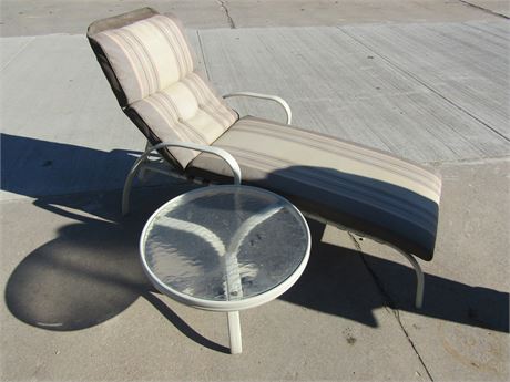 Outdoor Chase Lounge Chair and Table