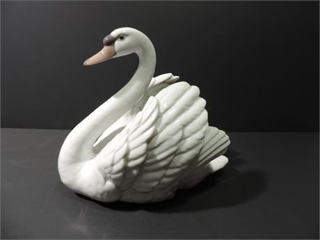 LLADRO Large 'Swan' with Open Wings