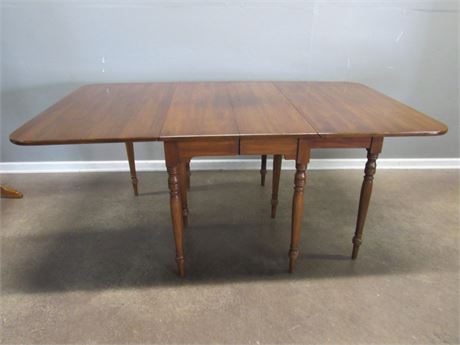 Vintage Drop-leaf Dining Table with 2 Leaves and Pads