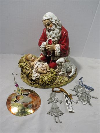 Kneeling Santa Figurine / Leandra Drumm Ornaments
