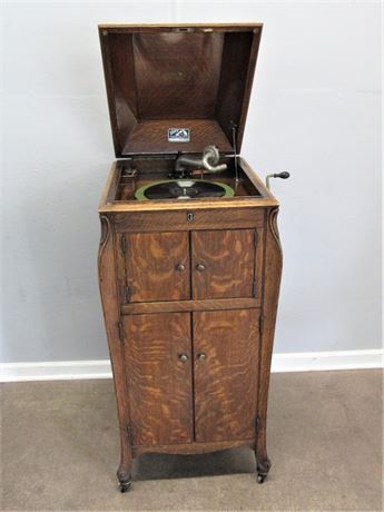 Antique 1916 Victor Talking Machine in working condition!