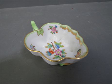 HEREND (Hungary) Queen Victoria Leaf Dish
