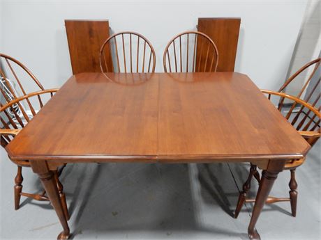 Nichols & Stone Dining Table / 4 Chairs / 2 Leafs