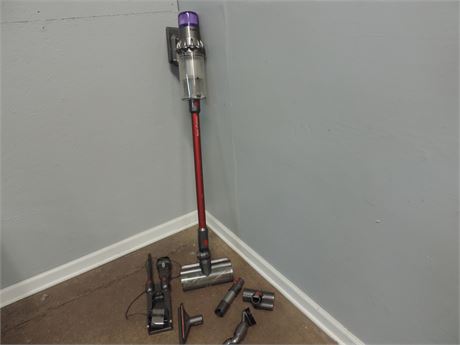 Dyson Cordless Stick Vacuum / Attachments