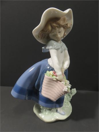 LLADRO "Pretty Pickings" Figurine 5222
